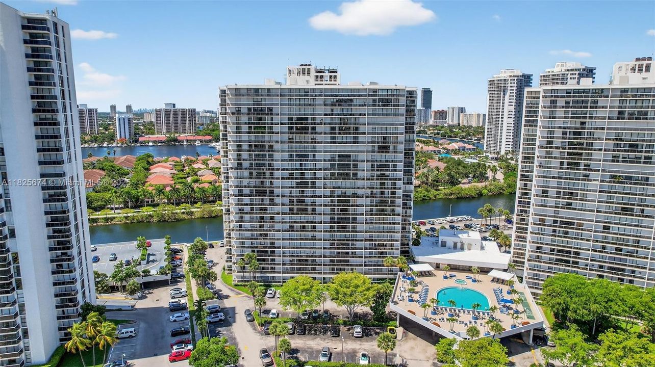 Recently Sold: $335,000 (2 beds, 2 baths, 1068 Square Feet)