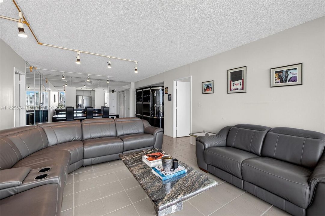 Recently Sold: $335,000 (2 beds, 2 baths, 1068 Square Feet)