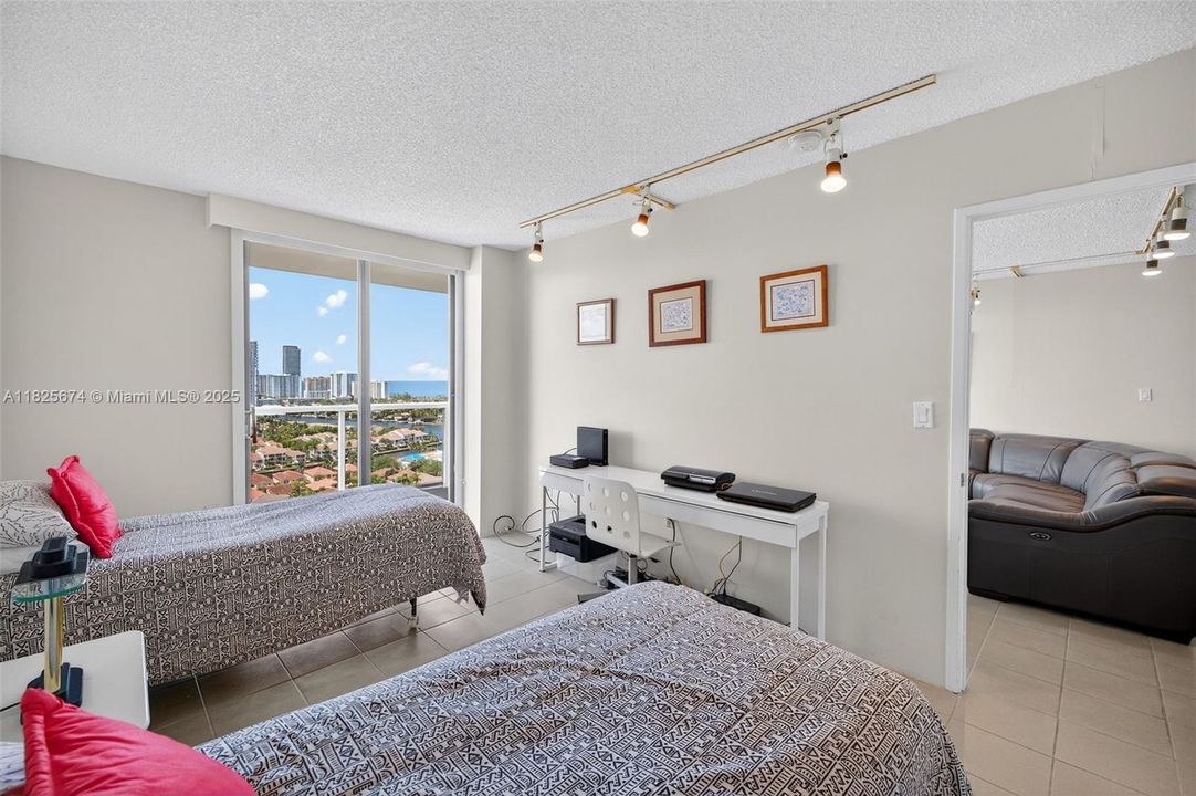 Recently Sold: $335,000 (2 beds, 2 baths, 1068 Square Feet)