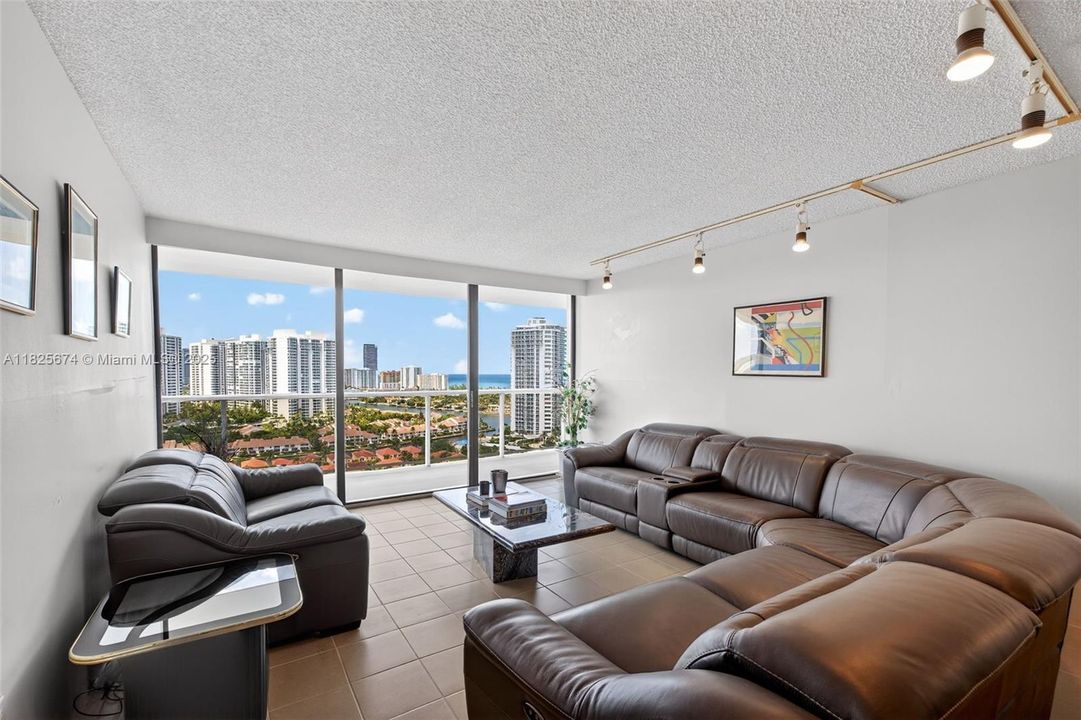 Recently Sold: $335,000 (2 beds, 2 baths, 1068 Square Feet)