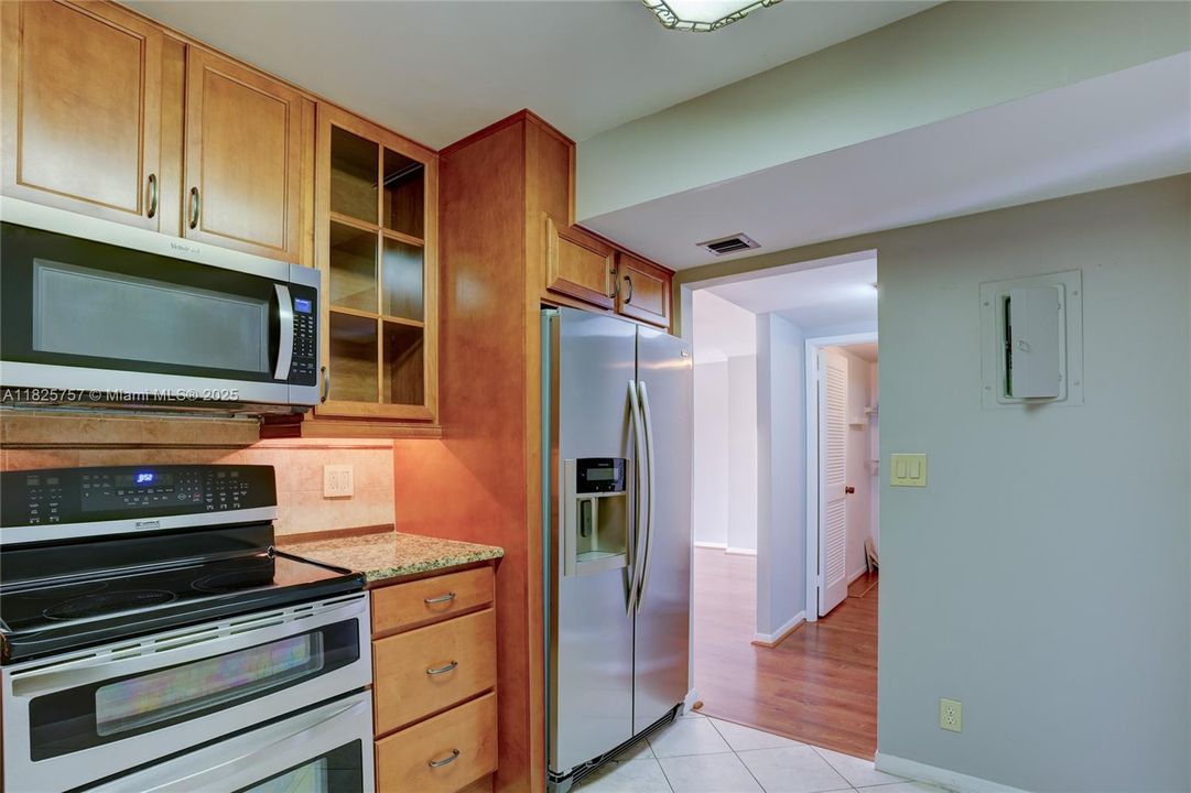 For Sale: $349,000 (2 beds, 2 baths, 1280 Square Feet)