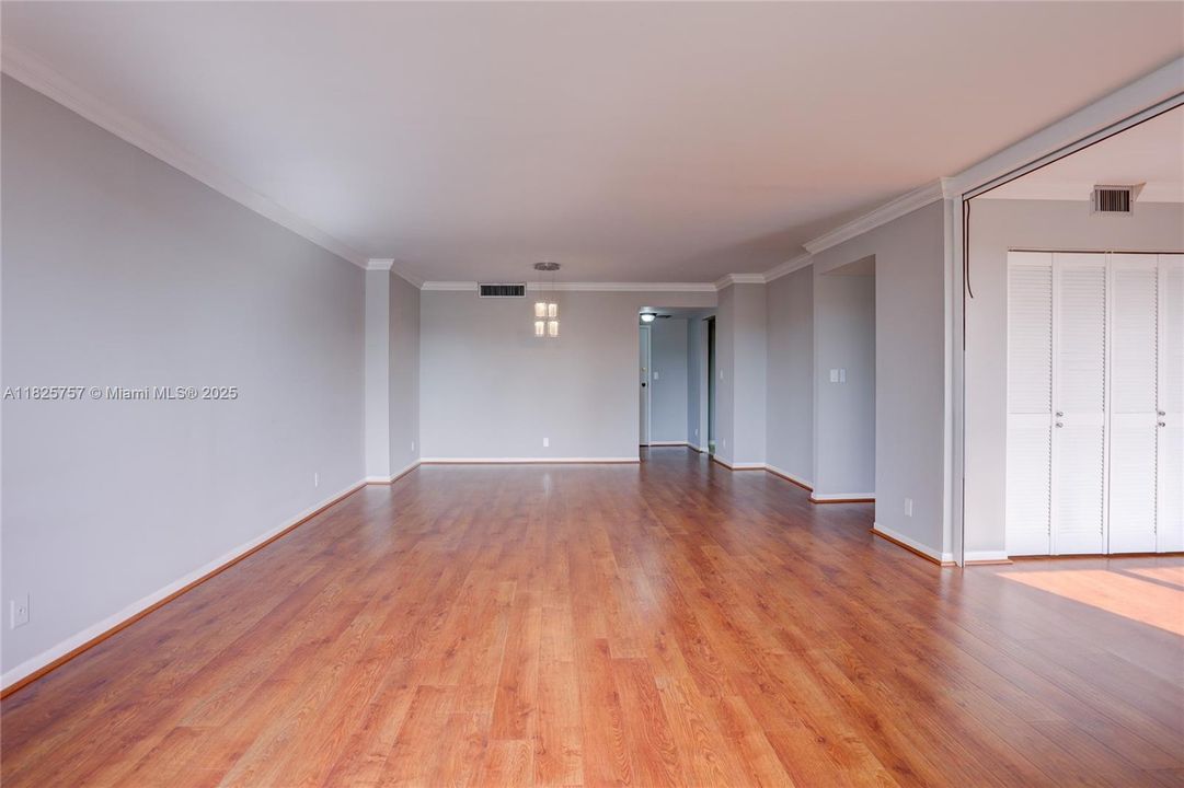 GRAND OVER SIZE LIVING ROOM