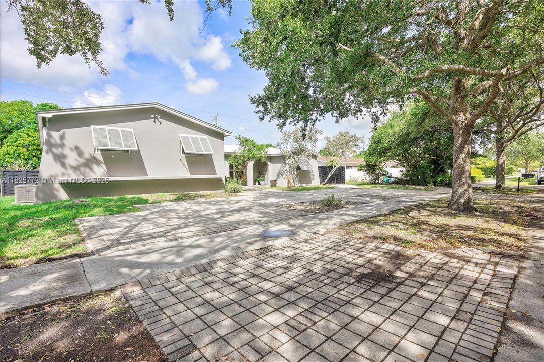 Recently Sold: $895,000 (4 beds, 3 baths, 2039 Square Feet)