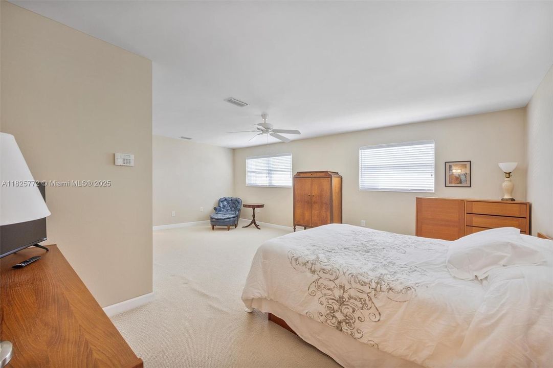 Recently Sold: $895,000 (4 beds, 3 baths, 2039 Square Feet)