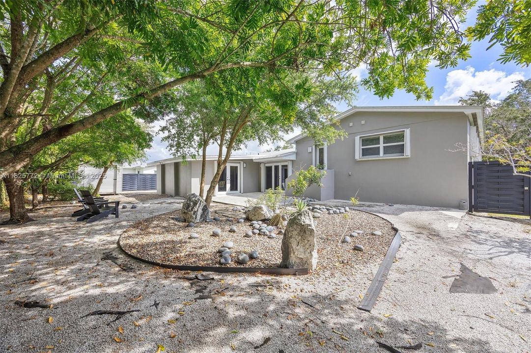 Recently Sold: $895,000 (4 beds, 3 baths, 2039 Square Feet)