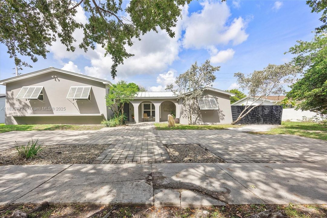 Recently Sold: $895,000 (4 beds, 3 baths, 2039 Square Feet)