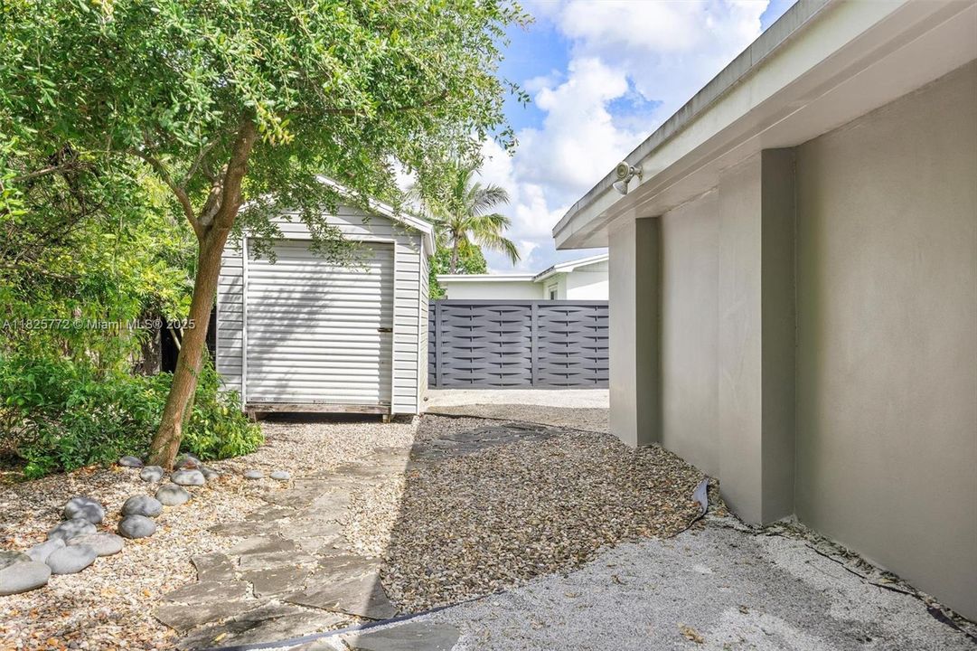 Recently Sold: $895,000 (4 beds, 3 baths, 2039 Square Feet)