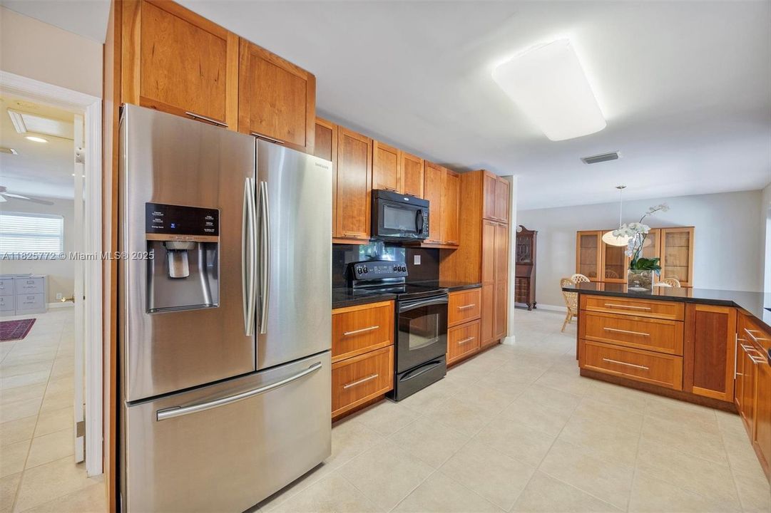 Recently Sold: $895,000 (4 beds, 3 baths, 2039 Square Feet)