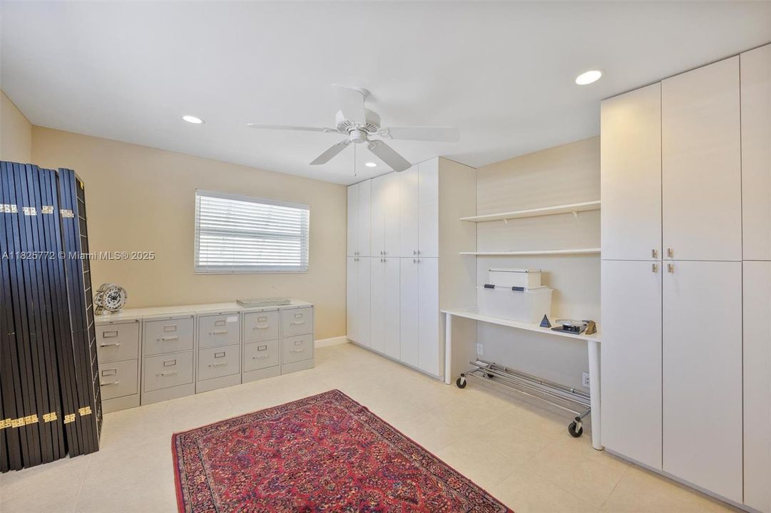 Recently Sold: $895,000 (4 beds, 3 baths, 2039 Square Feet)