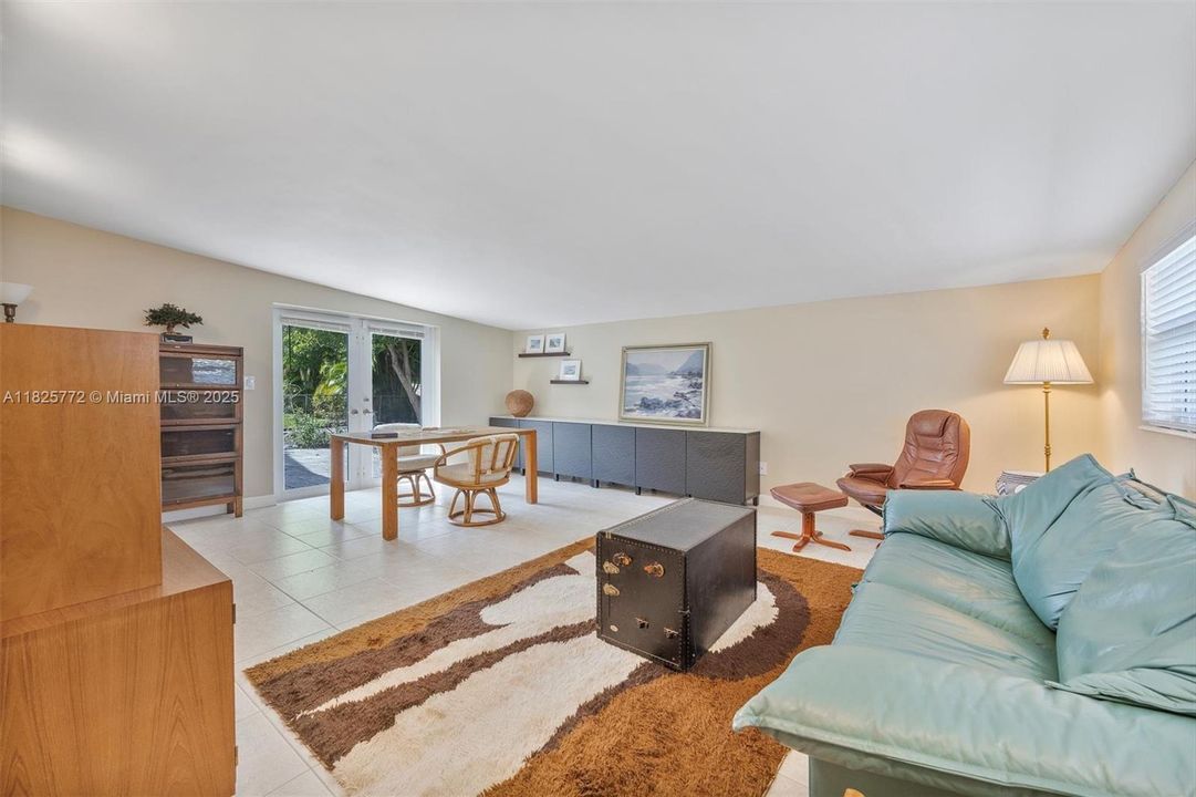 Recently Sold: $895,000 (4 beds, 3 baths, 2039 Square Feet)