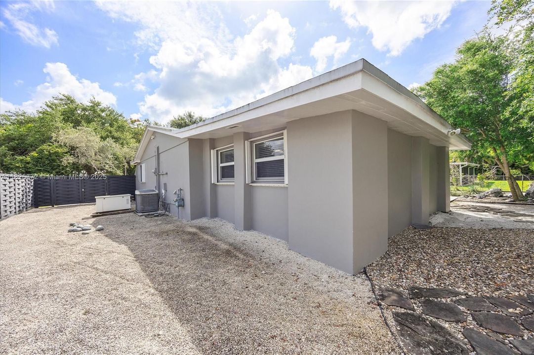 Recently Sold: $895,000 (4 beds, 3 baths, 2039 Square Feet)