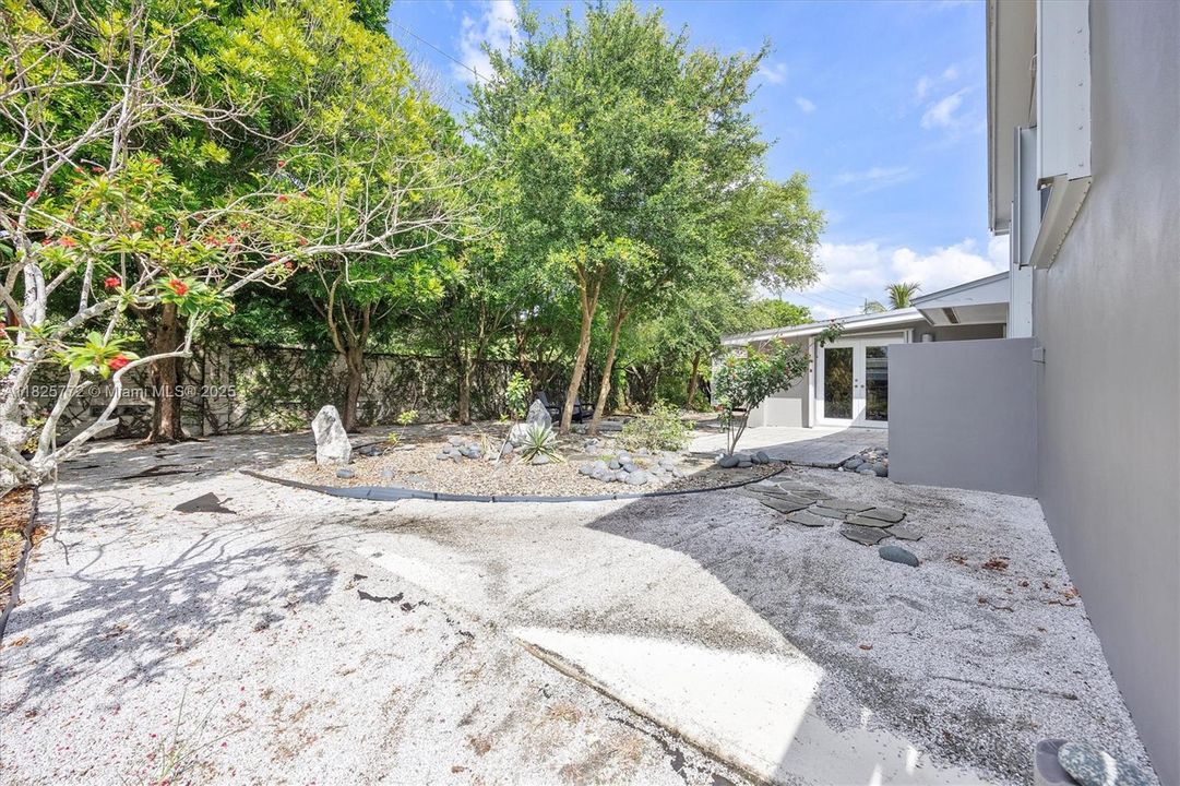 Recently Sold: $895,000 (4 beds, 3 baths, 2039 Square Feet)