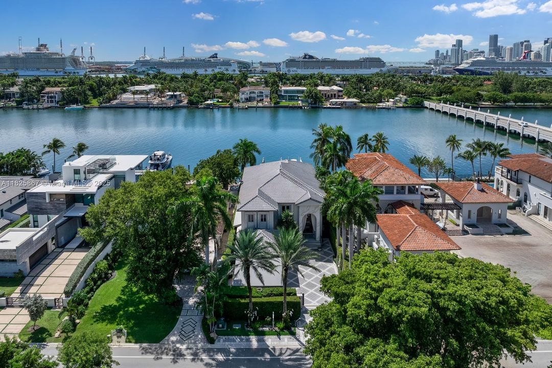 En Renta: $65,000 (6 camas, 6 baños, 6211 Pies cuadrados)