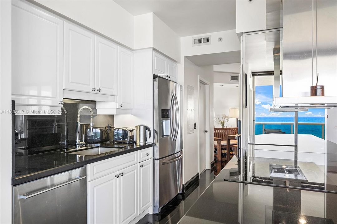 待售: $2,300,000 (2 贝兹, 2 浴室, 1530 平方英尺)