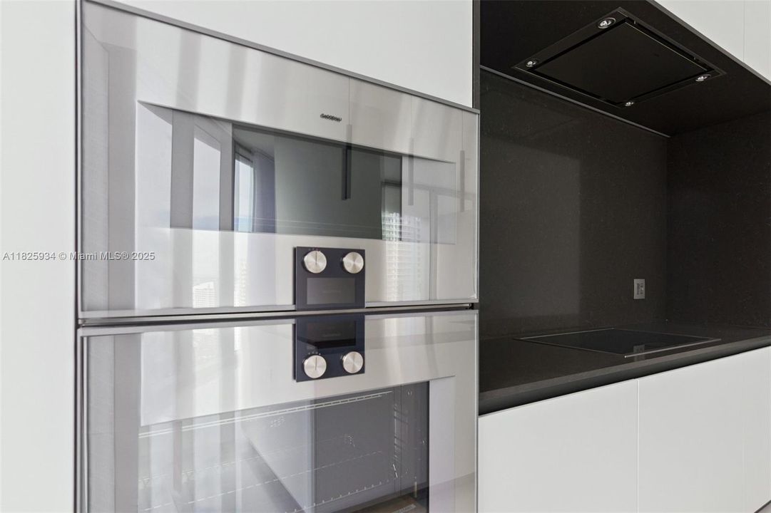 Recently Sold: $2,750,000 (3 beds, 2 baths, 2271 Square Feet)