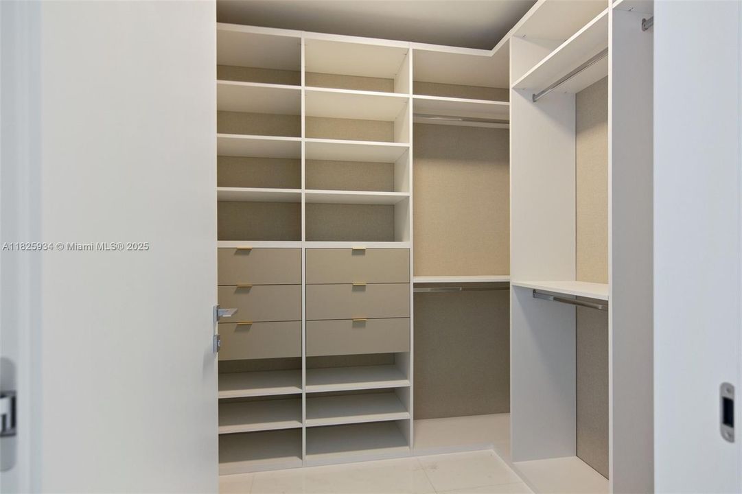 Recently Sold: $2,750,000 (3 beds, 2 baths, 2271 Square Feet)