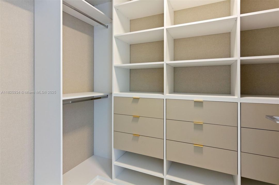 Recently Sold: $2,750,000 (3 beds, 2 baths, 2271 Square Feet)