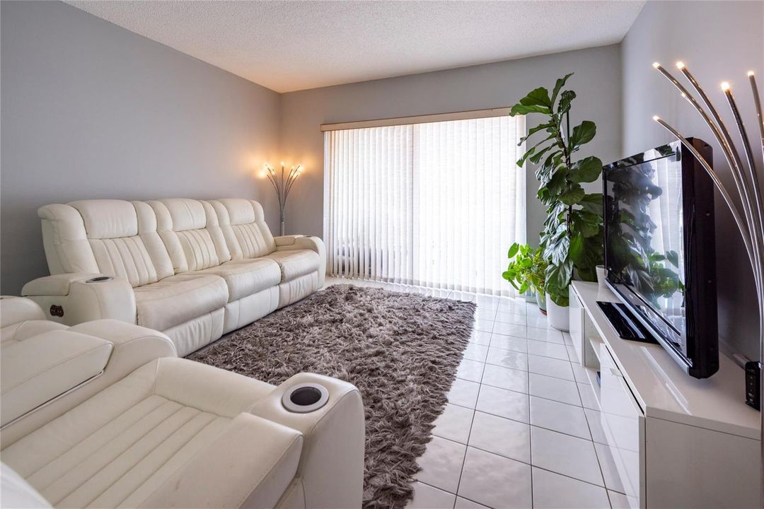 Spacious living - leading to balcony