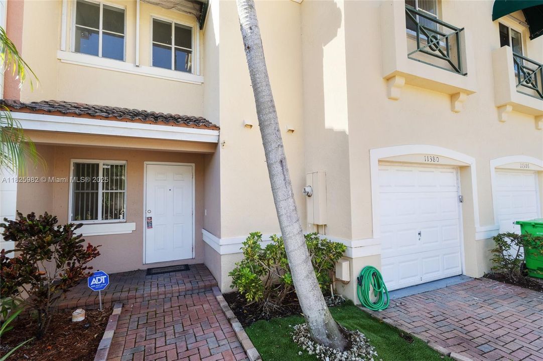 Recently Sold: $370,000 (2 beds, 3 baths, 1498 Square Feet)