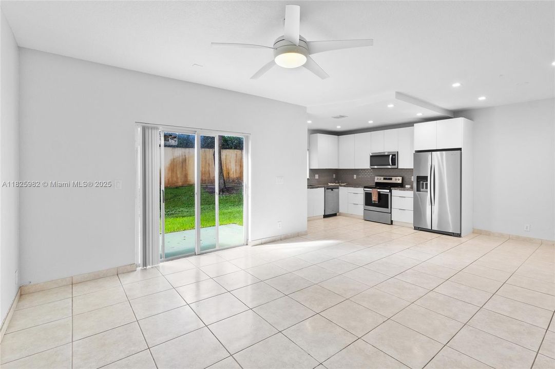 Recently Sold: $370,000 (2 beds, 3 baths, 1498 Square Feet)