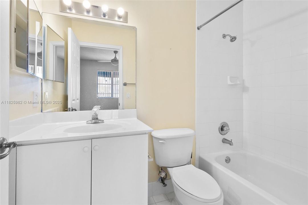 Recently Sold: $370,000 (2 beds, 3 baths, 1498 Square Feet)