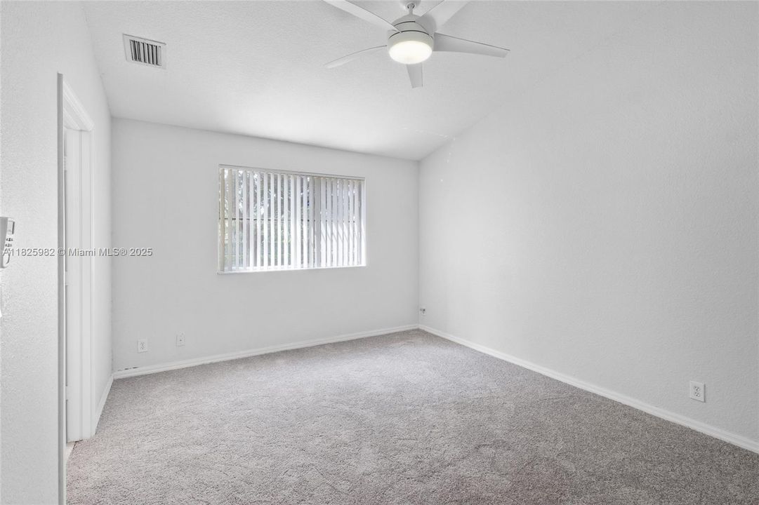 Recently Sold: $370,000 (2 beds, 3 baths, 1498 Square Feet)