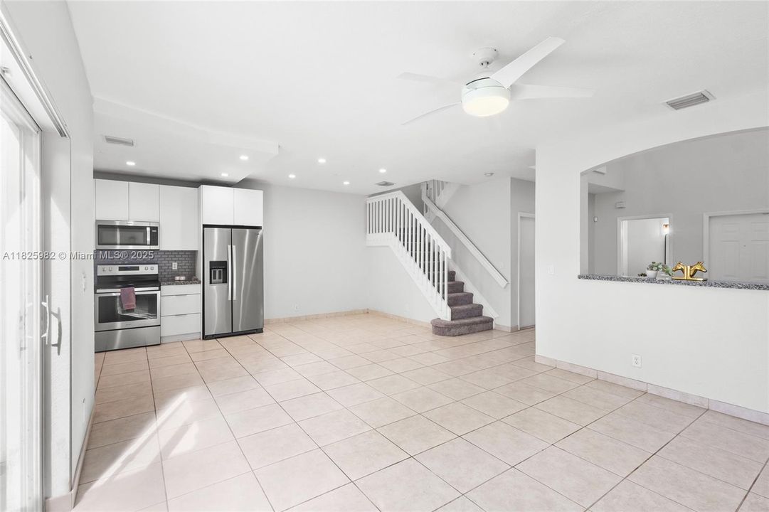 Recently Sold: $370,000 (2 beds, 3 baths, 1498 Square Feet)