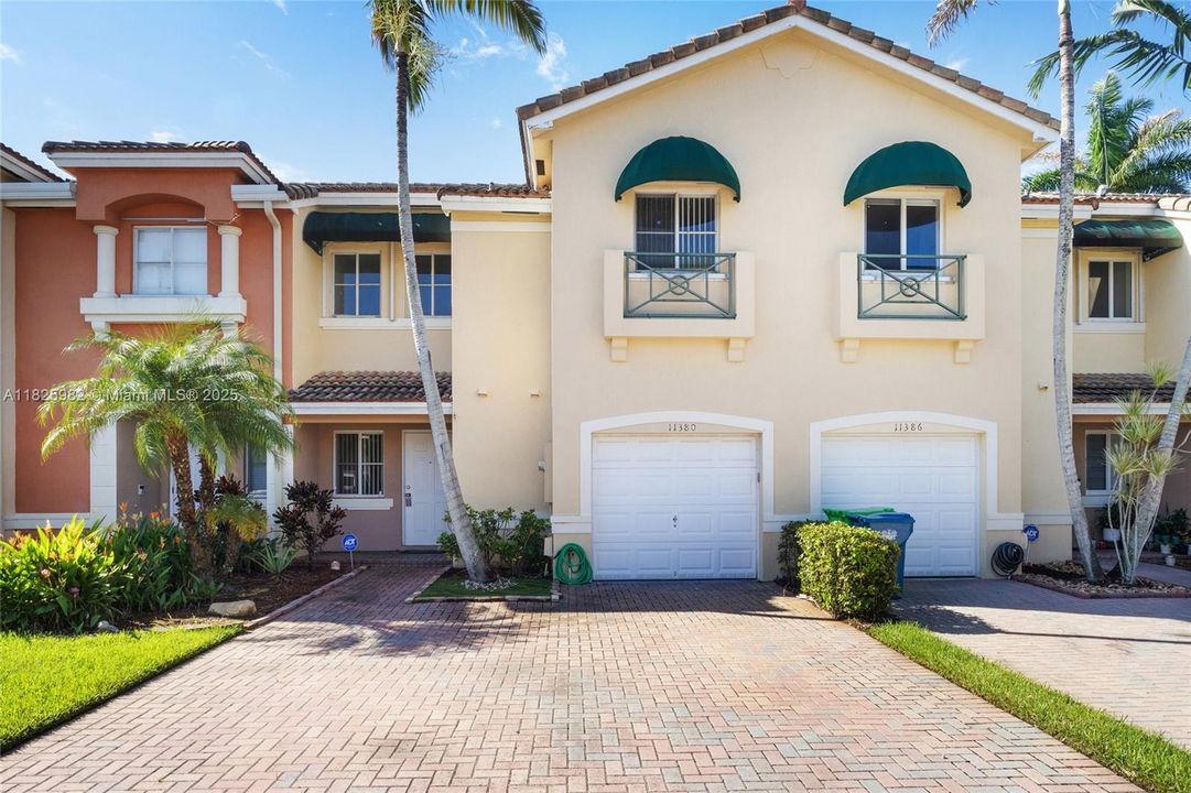 Recently Sold: $370,000 (2 beds, 3 baths, 1498 Square Feet)