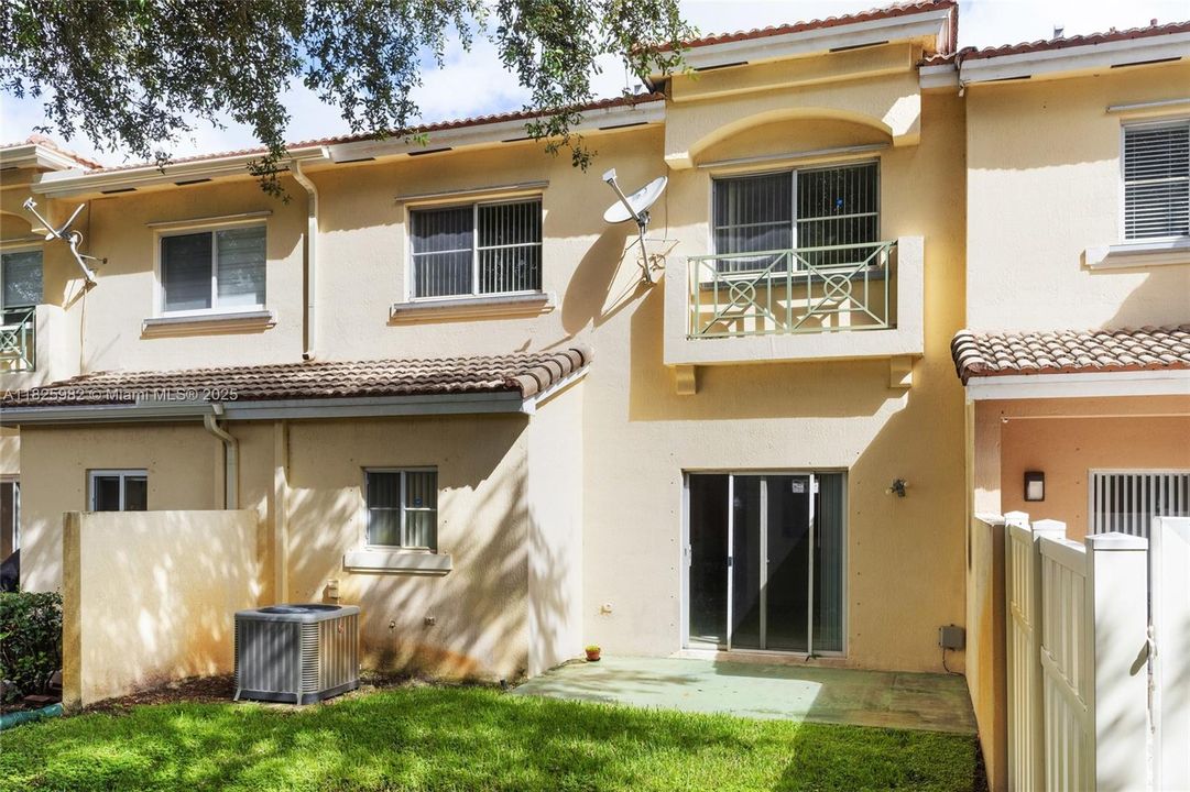 Recently Sold: $370,000 (2 beds, 3 baths, 1498 Square Feet)