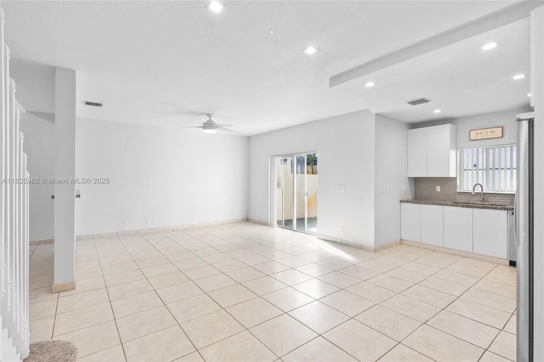 Recently Sold: $370,000 (2 beds, 3 baths, 1498 Square Feet)