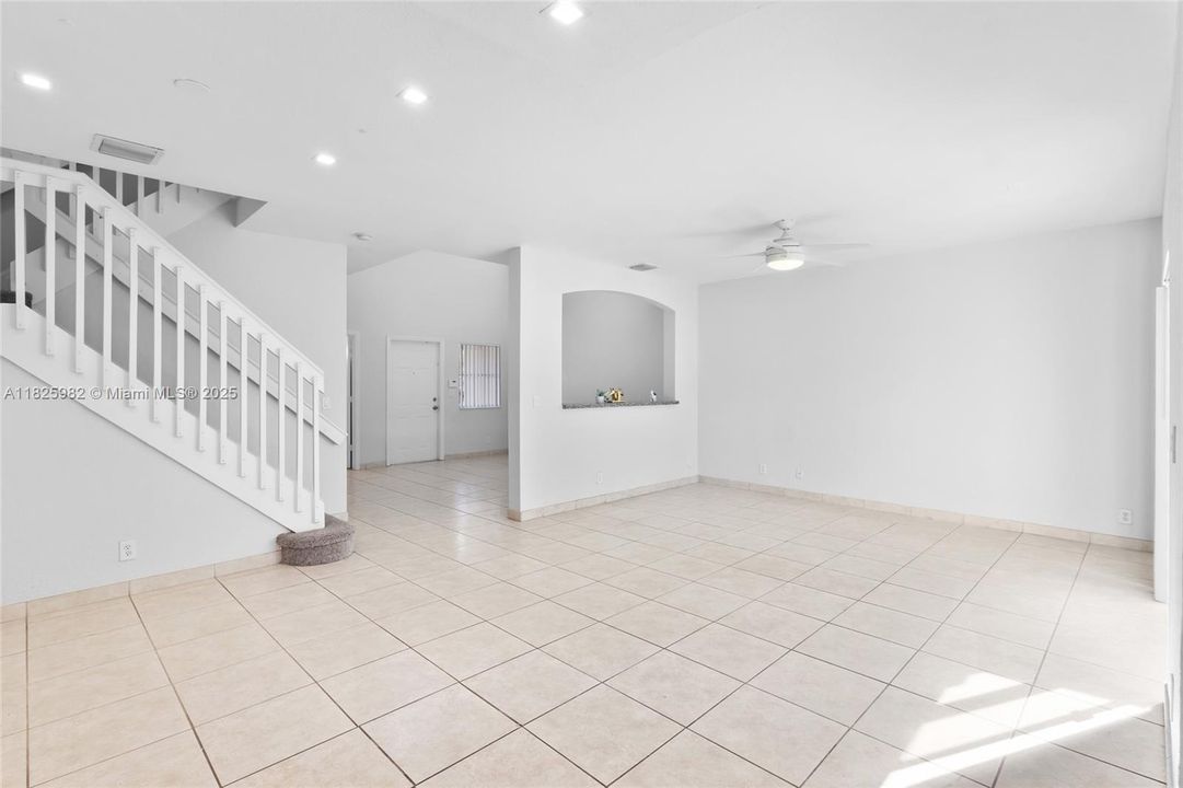 Recently Sold: $370,000 (2 beds, 3 baths, 1498 Square Feet)