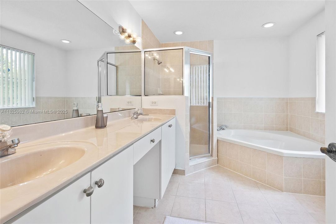 Recently Sold: $370,000 (2 beds, 3 baths, 1498 Square Feet)