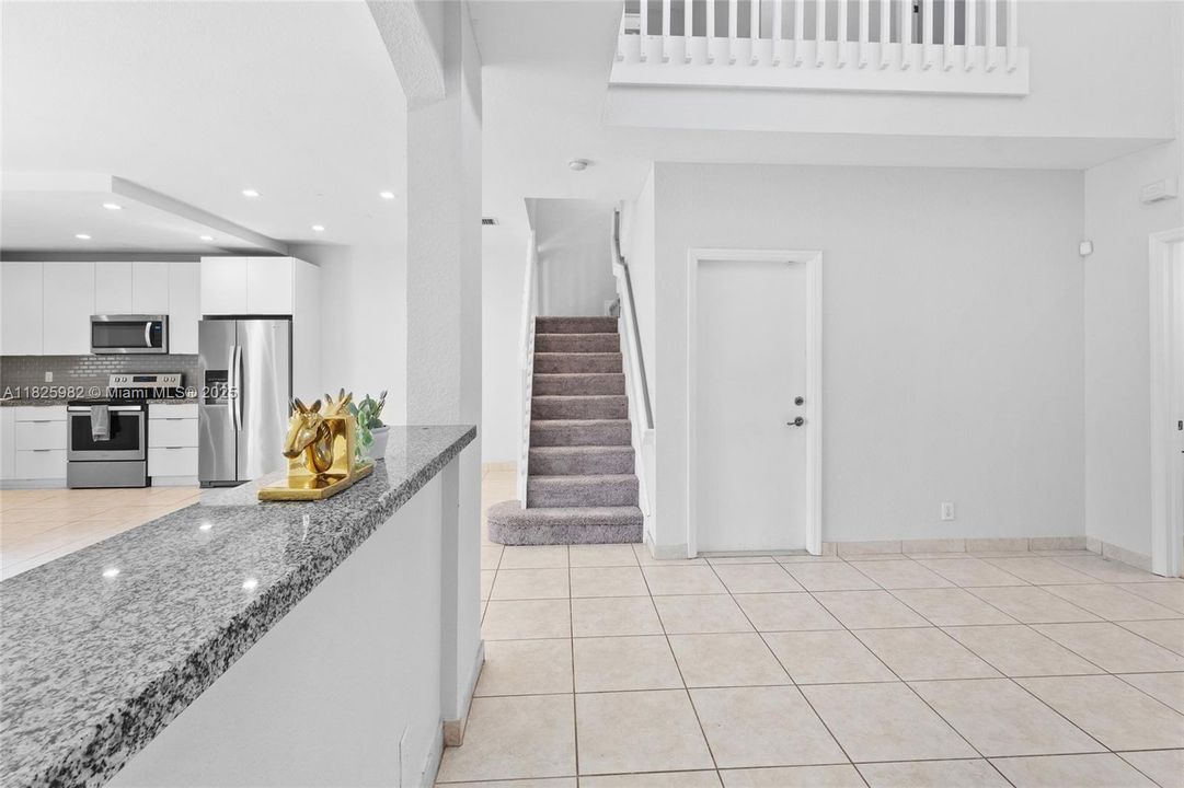 Recently Sold: $370,000 (2 beds, 3 baths, 1498 Square Feet)