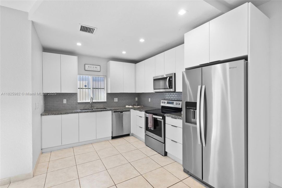 Recently Sold: $370,000 (2 beds, 3 baths, 1498 Square Feet)