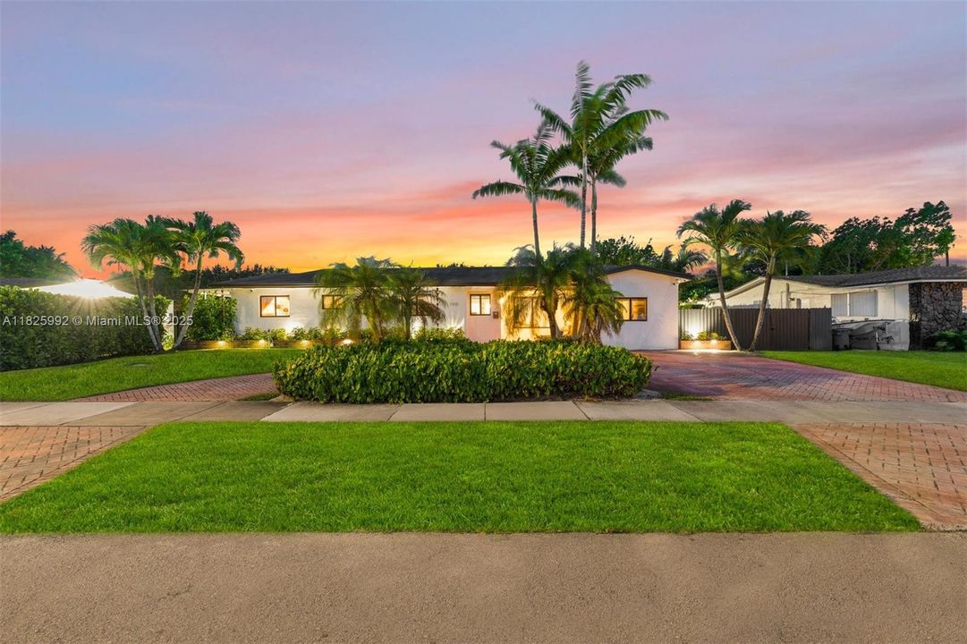 Recently Sold: $1,590,000 (5 beds, 4 baths, 3038 Square Feet)