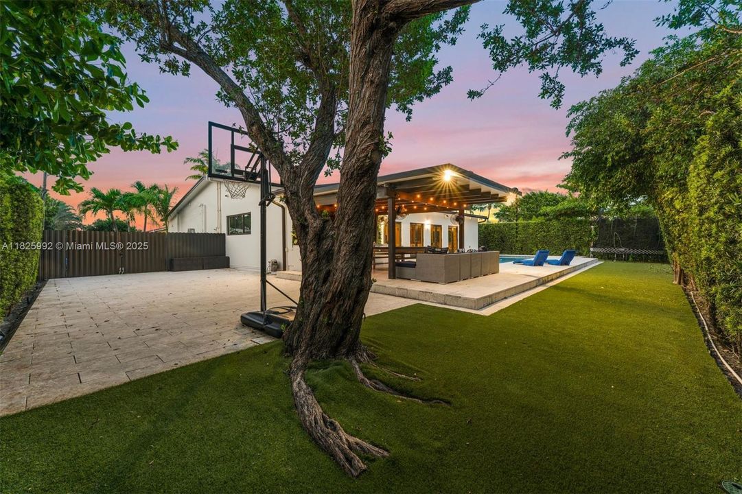 Recently Sold: $1,590,000 (5 beds, 4 baths, 3038 Square Feet)