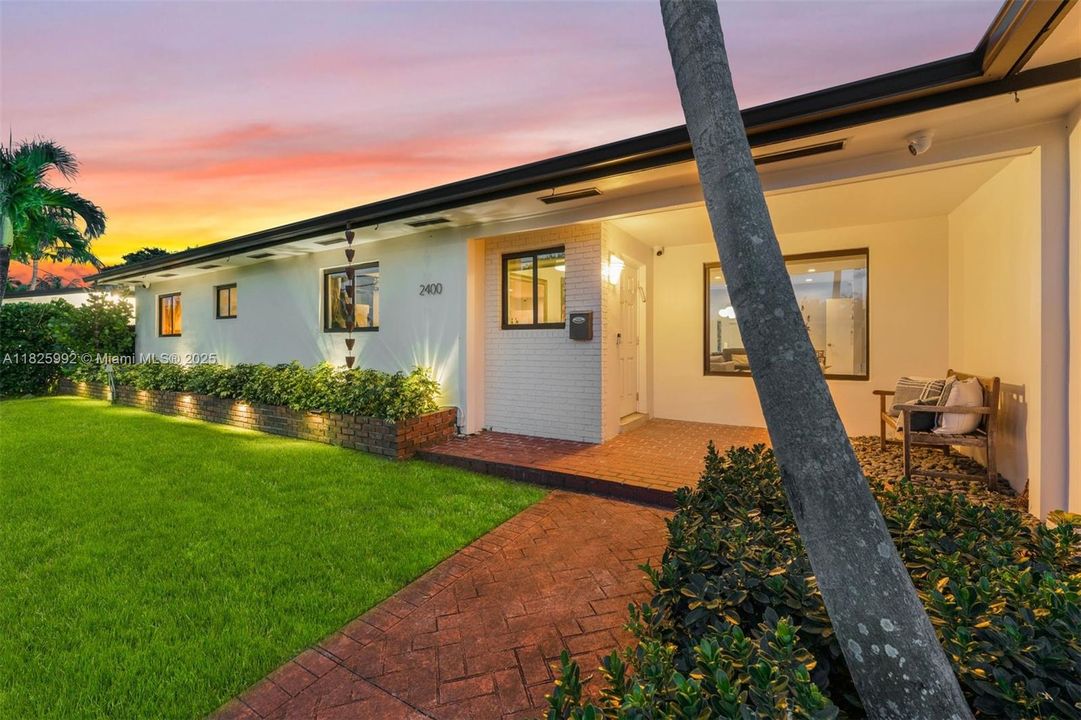 Recently Sold: $1,590,000 (5 beds, 4 baths, 3038 Square Feet)