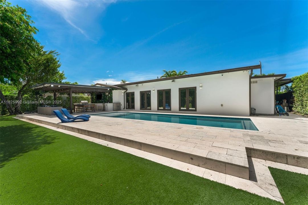 Recently Sold: $1,590,000 (5 beds, 4 baths, 3038 Square Feet)