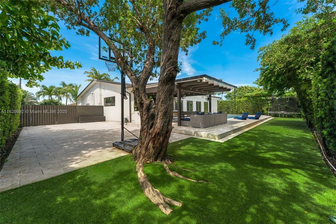 Recently Sold: $1,590,000 (5 beds, 4 baths, 3038 Square Feet)