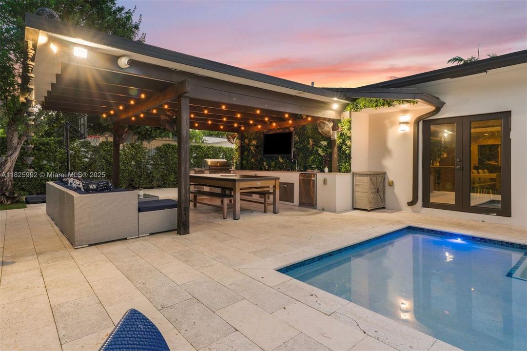 Recently Sold: $1,590,000 (5 beds, 4 baths, 3038 Square Feet)