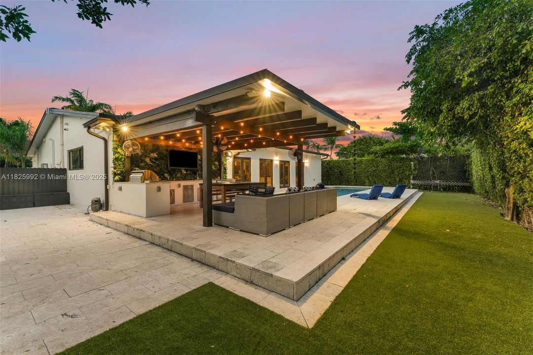 Recently Sold: $1,590,000 (5 beds, 4 baths, 3038 Square Feet)