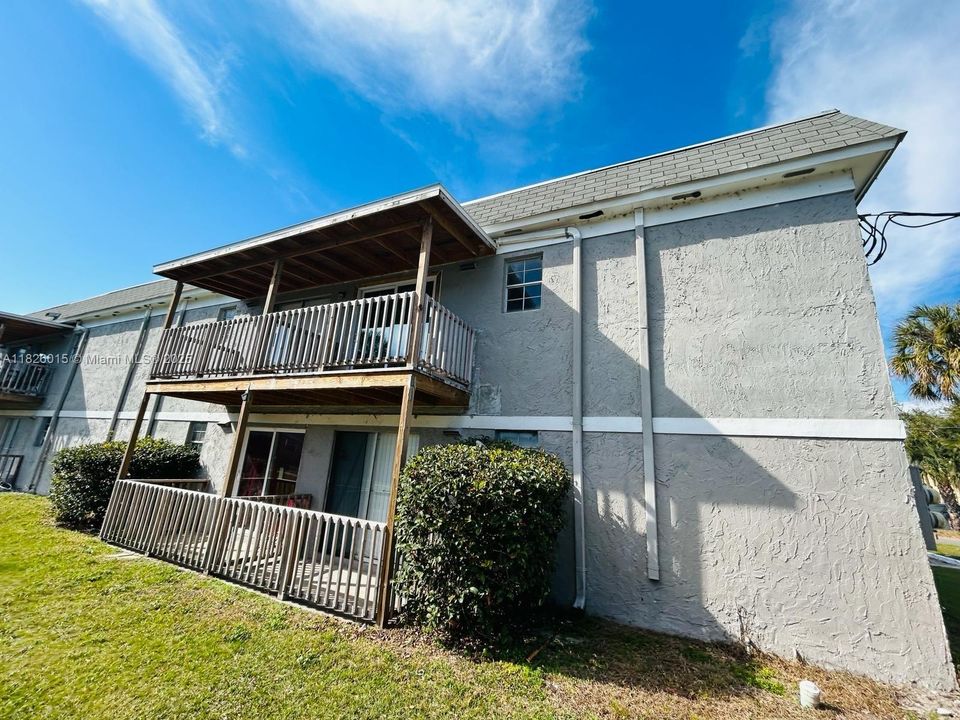 待售: $97,000 (2 贝兹, 1 浴室, 992 平方英尺)