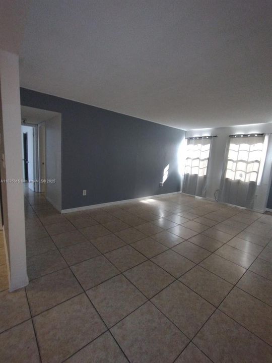 待售: $97,000 (2 贝兹, 1 浴室, 992 平方英尺)