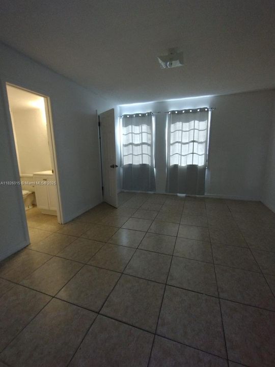 待售: $97,000 (2 贝兹, 1 浴室, 992 平方英尺)