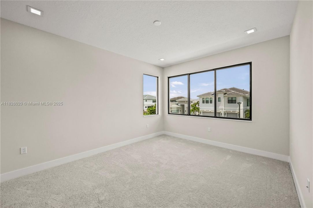 Recently Rented: $6,900 (5 beds, 5 baths, 3656 Square Feet)