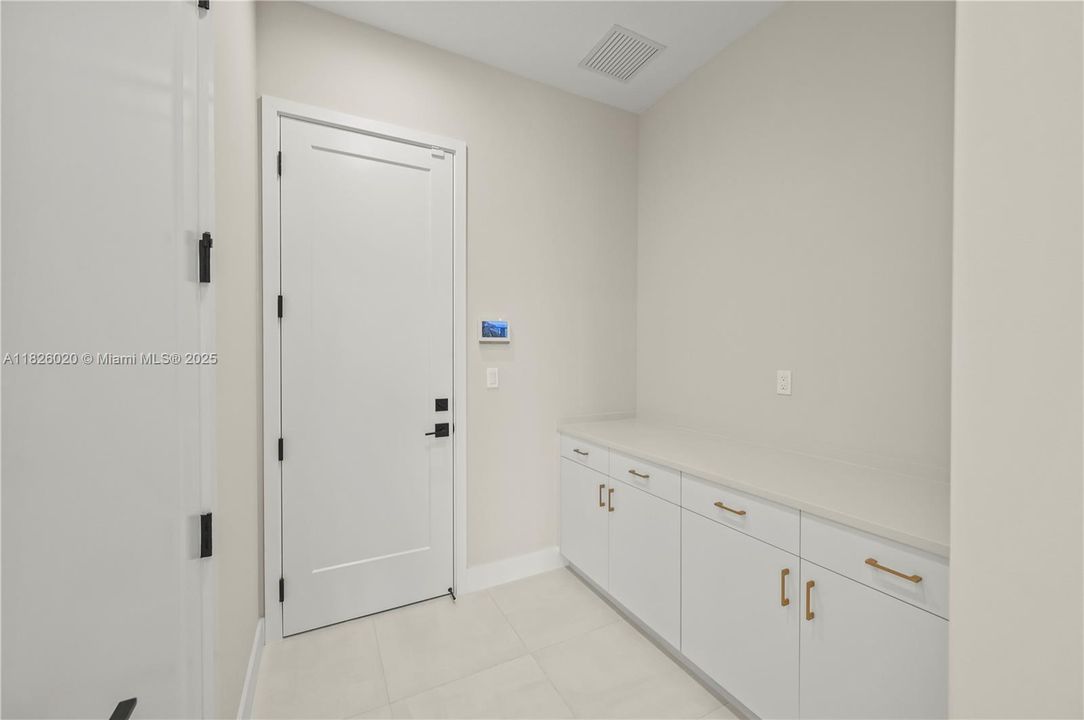 Recently Rented: $6,900 (5 beds, 5 baths, 3656 Square Feet)