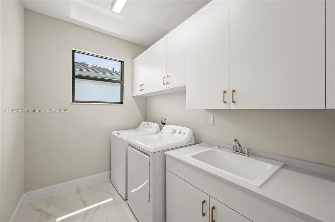 Recently Rented: $6,900 (5 beds, 5 baths, 3656 Square Feet)