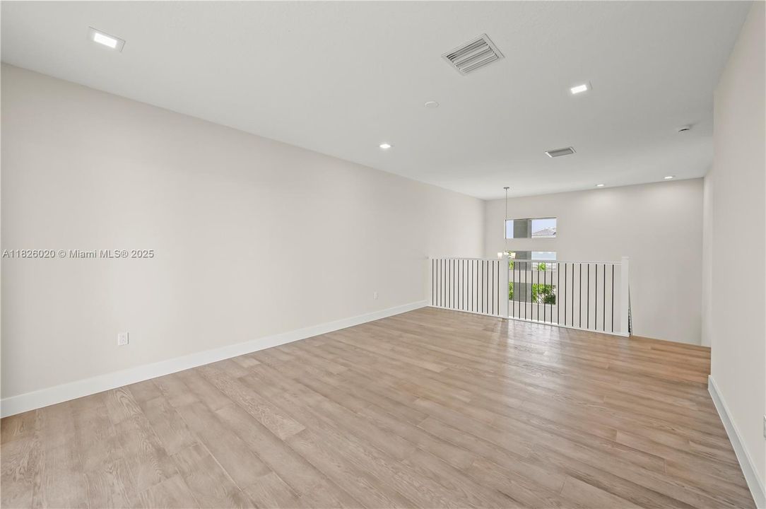 Recently Rented: $6,900 (5 beds, 5 baths, 3656 Square Feet)