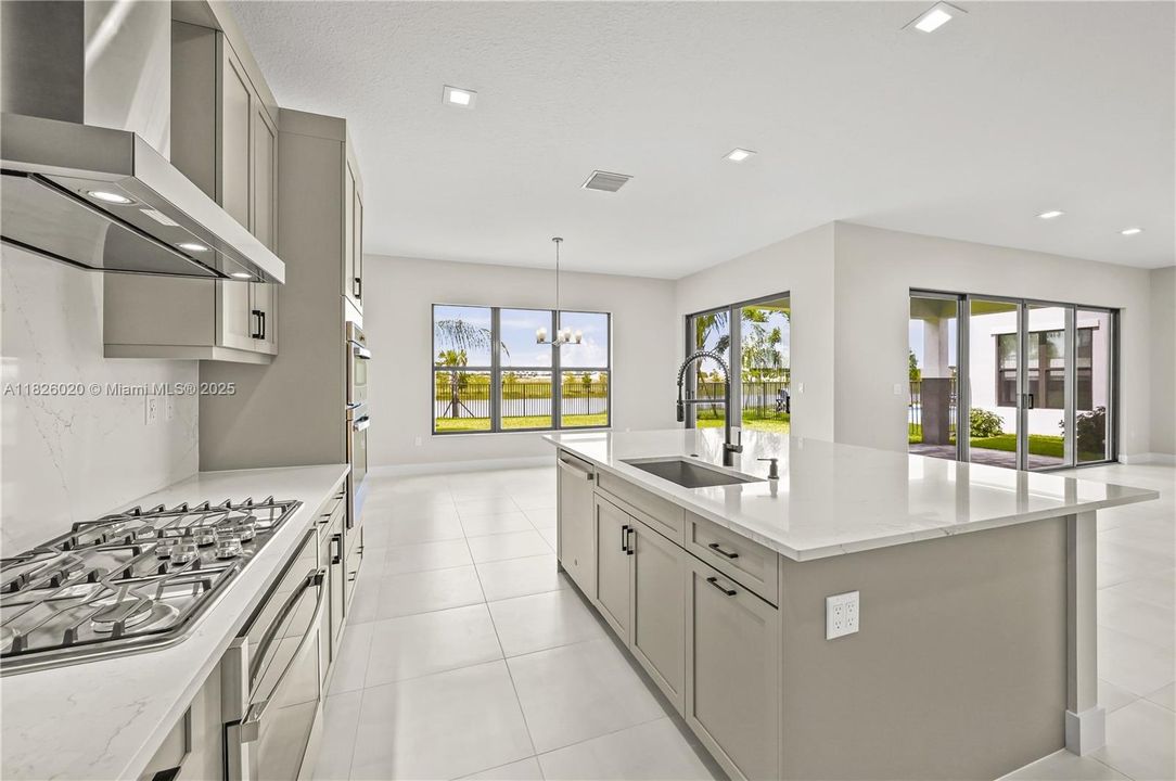 Recently Rented: $6,900 (5 beds, 5 baths, 3656 Square Feet)