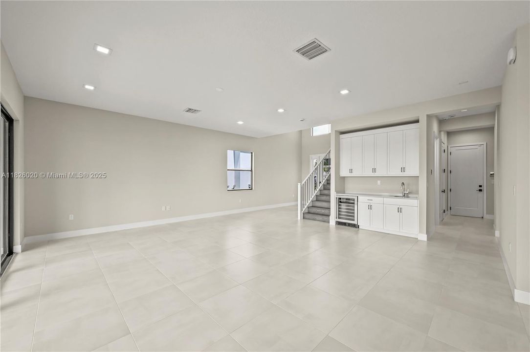 Recently Rented: $6,900 (5 beds, 5 baths, 3656 Square Feet)